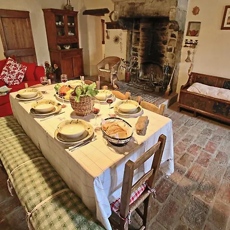 In With Pool And Terrace Apecchio